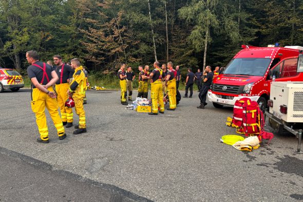 Feuerwehrleute bereiten sich auf den Einsatz vor