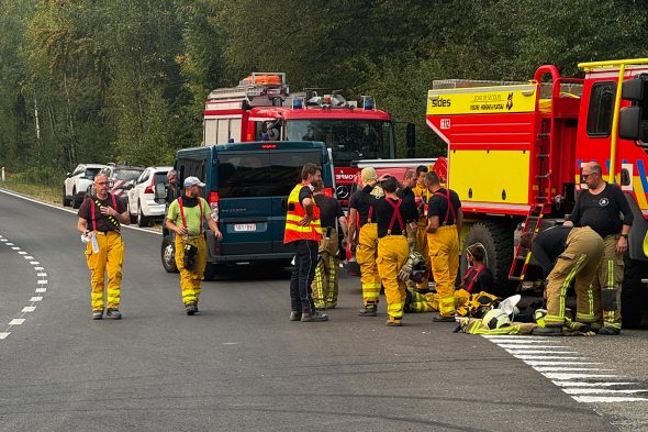 Feuerwehrleute bereiten sich auf den Einsatz vor