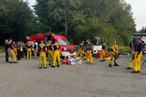 Feuerwehrleute bereiten sich auf den Einsatz vor