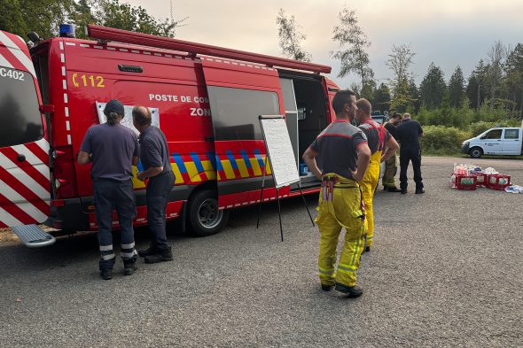 Feuerwehrleute bereiten sich auf den Einsatz vor