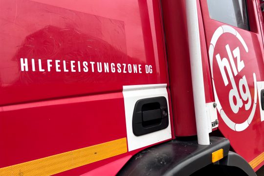 Einsatzfahrzeuge vor der Kommandozentrale in Sourbrodt