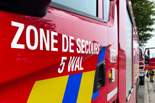Einsatzfahrzeuge vor der Kommandozentrale in Sourbrodt