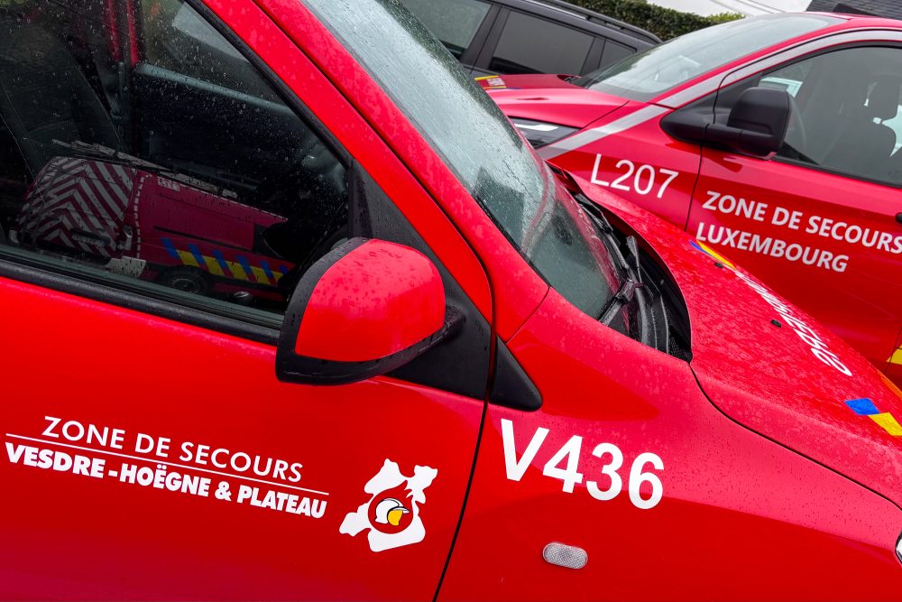 Einsatzfahrzeuge vor der Kommandozentrale in Sourbrodt