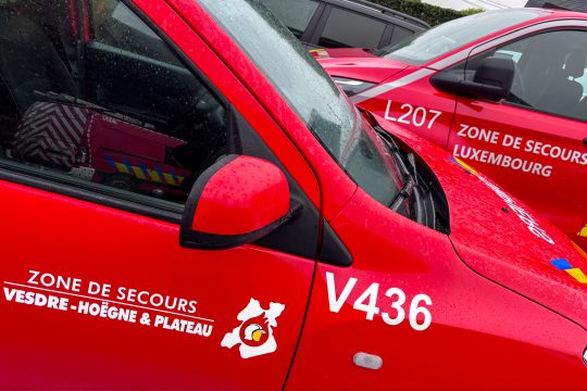 Einsatzfahrzeuge vor der Kommandozentrale in Sourbrodt