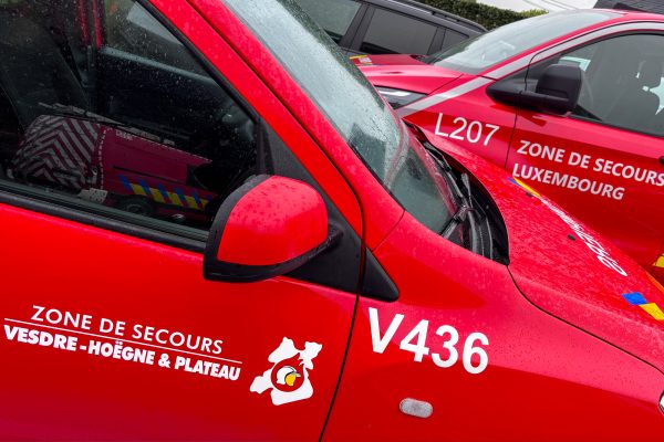 Einsatzfahrzeuge vor der Kommandozentrale in Sourbrodt