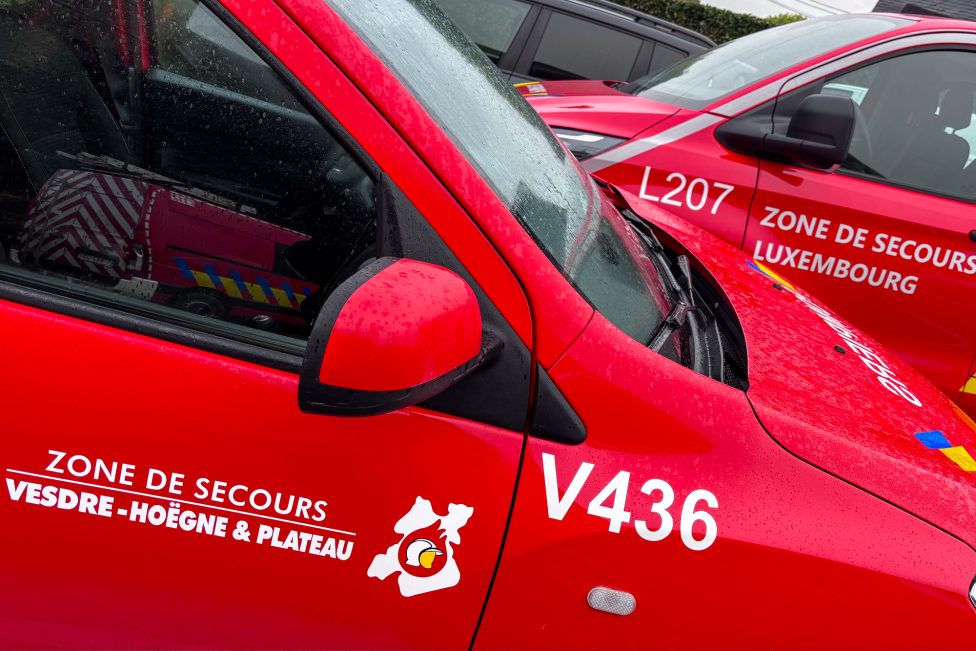 Einsatzfahrzeuge vor der Kommandozentrale in Sourbrodt