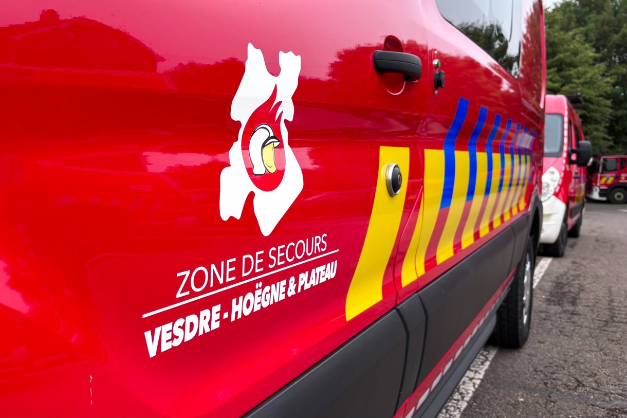 Einsatzfahrzeuge vor der Kommandozentrale in Sourbrodt