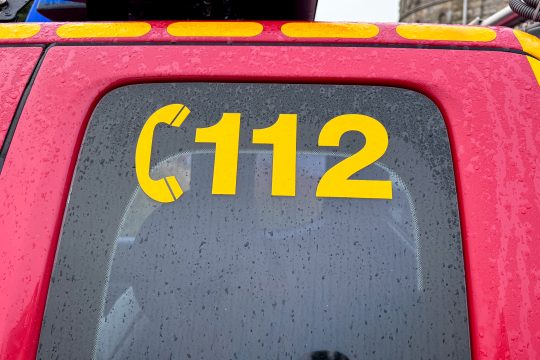 Einsatzfahrzeuge vor der Kommandozentrale in Sourbrodt