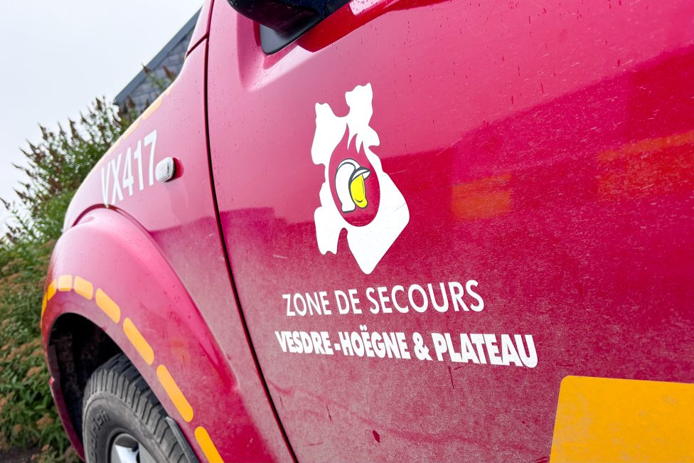 Einsatzfahrzeuge vor der Kommandozentrale in Sourbrodt