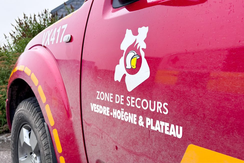 Einsatzfahrzeuge vor der Kommandozentrale in Sourbrodt