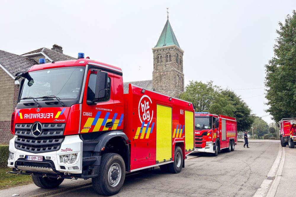 Einsatzfahrzeuge vor der Kommandozentrale in Sourbrodt