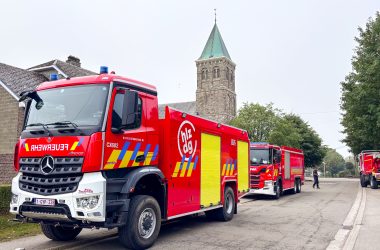 Einsatzfahrzeuge vor der Kommandozentrale in Sourbrodt