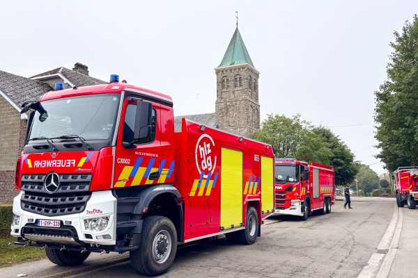 Einsatzfahrzeuge vor der Kommandozentrale in Sourbrodt