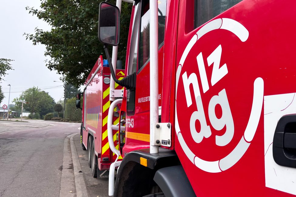 Einsatzfahrzeuge vor der Kommandozentrale in Sourbrodt