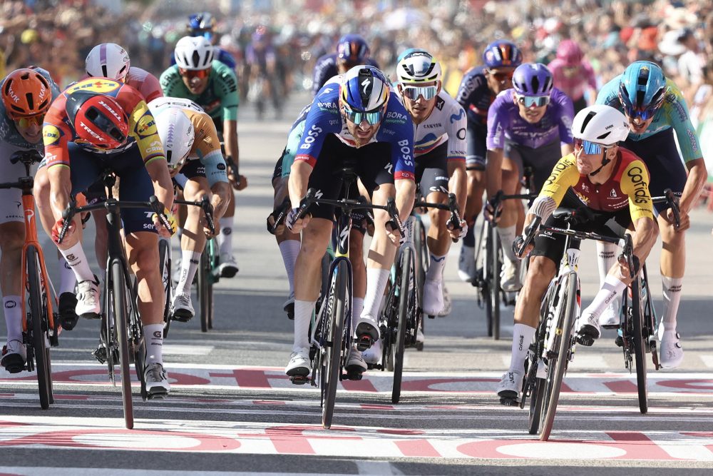 Bryan Coquard (re.) setzt sich knapp vor Mads Pedersen (li.) und Jordi Meeus (Mitte) durch