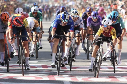 Bryan Coquard (re.) setzt sich knapp vor Mads Pedersen (li.) und Jordi Meeus (Mitte) durch