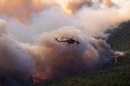 Löschhubschrauber im Einsatz bei Waldbrand nordwestlich der griechischen Hauptstadt Athen