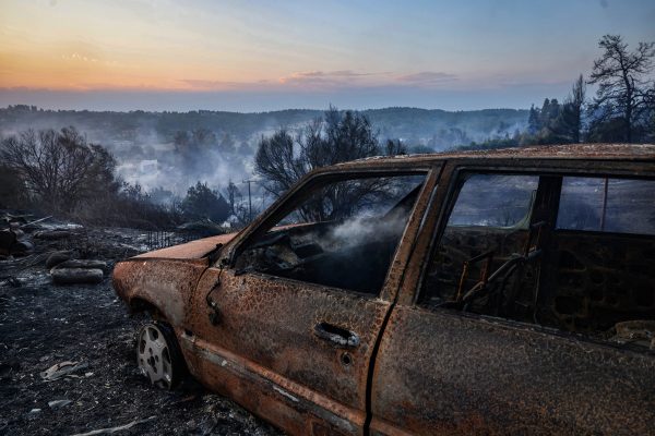ein ausgebranntes Auto nach einem Waldbrand in der Nähe des Dorfes Siviri in Nordgriechenland