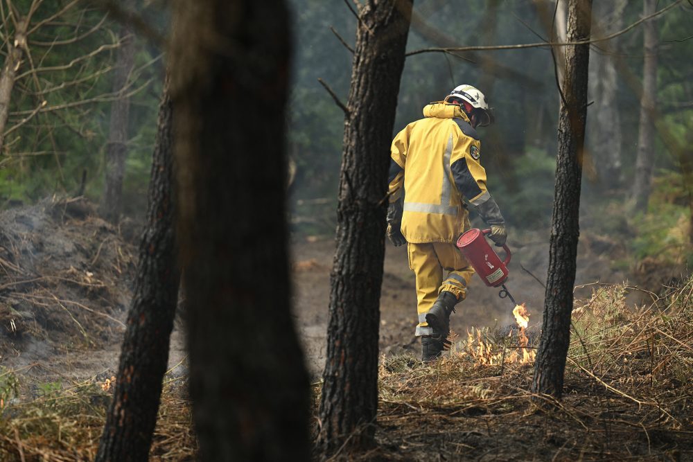 Feuerwehrmann legt taktisches Gegenfeuer