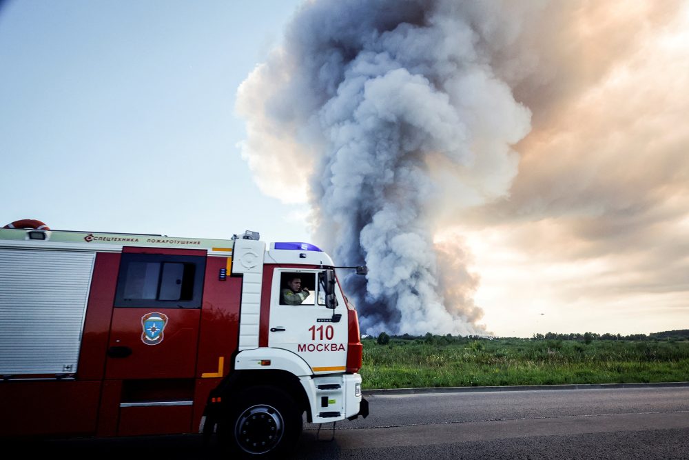 Brennendes Gebäude des Logistikunternehmens Wildberries in der Nähe von Moskau, davor ein Feuerwehrwagen