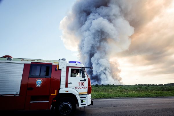 Brennendes Gebäude des Logistikunternehmens Wildberries in der Nähe von Moskau, davor ein Feuerwehrwagen