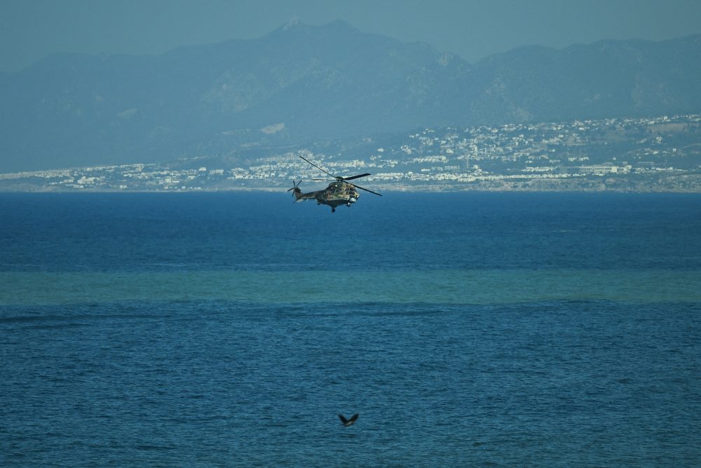 Ein Rettungshubschrauber sucht nach Vermissten vor Zypern