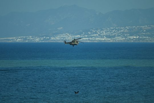 Ein Rettungshubschrauber sucht nach Vermissten vor Zypern