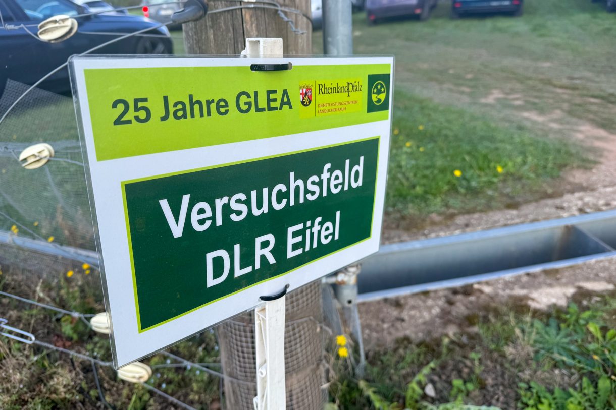 Schild mit der Aufschrift "25 Jahre GLEA - Versuchsfeld DLR Eifel"