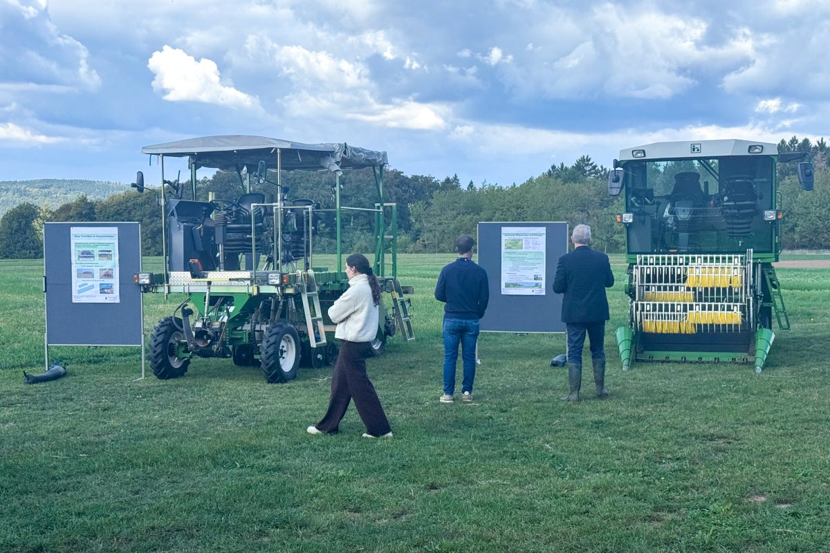 Landwirtschaftliche Maschinen, davor stehen mehrere Personen