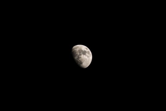 Der Mond im Nachthimmel