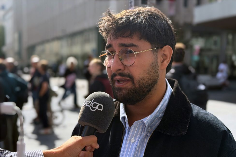 Aimen Horch von Groen gibt ein Interview auf der Straße