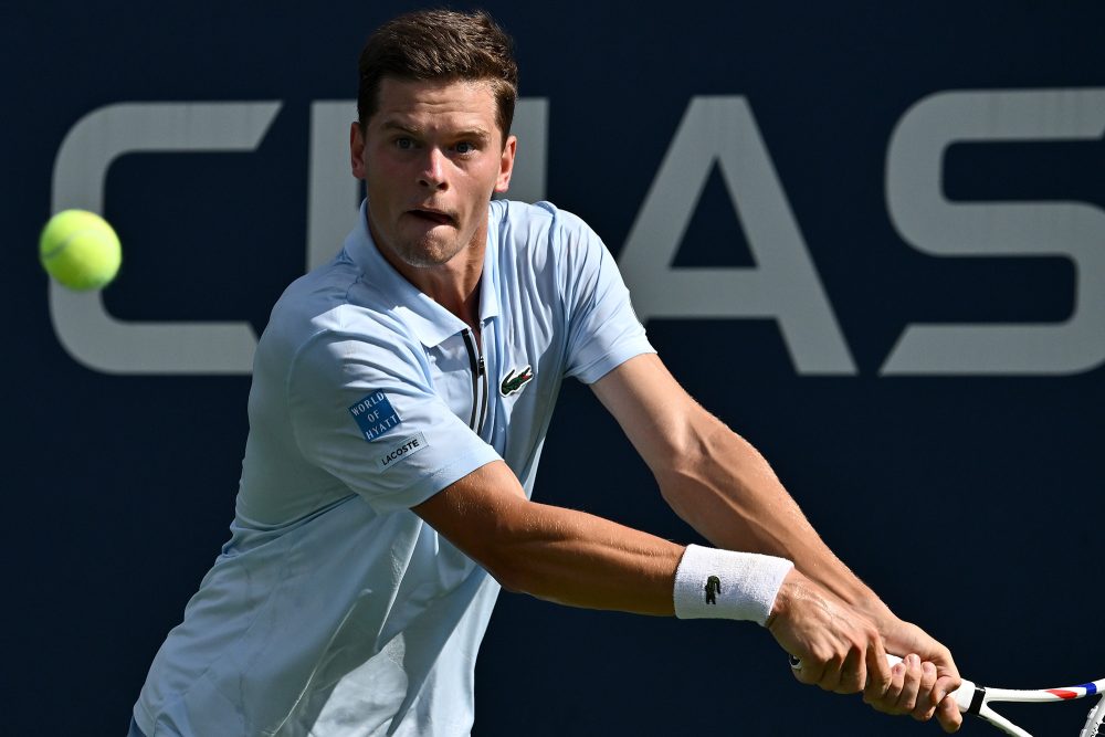 Alexander Blockx schlägt den Ball