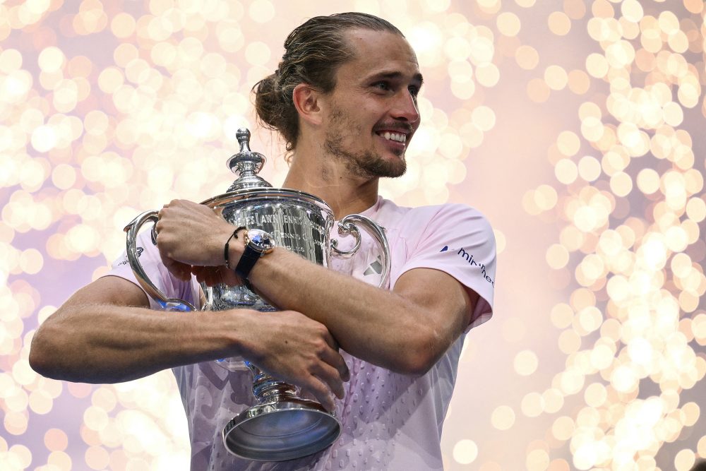 Alexander Zverev umarmt den Siegerpokal