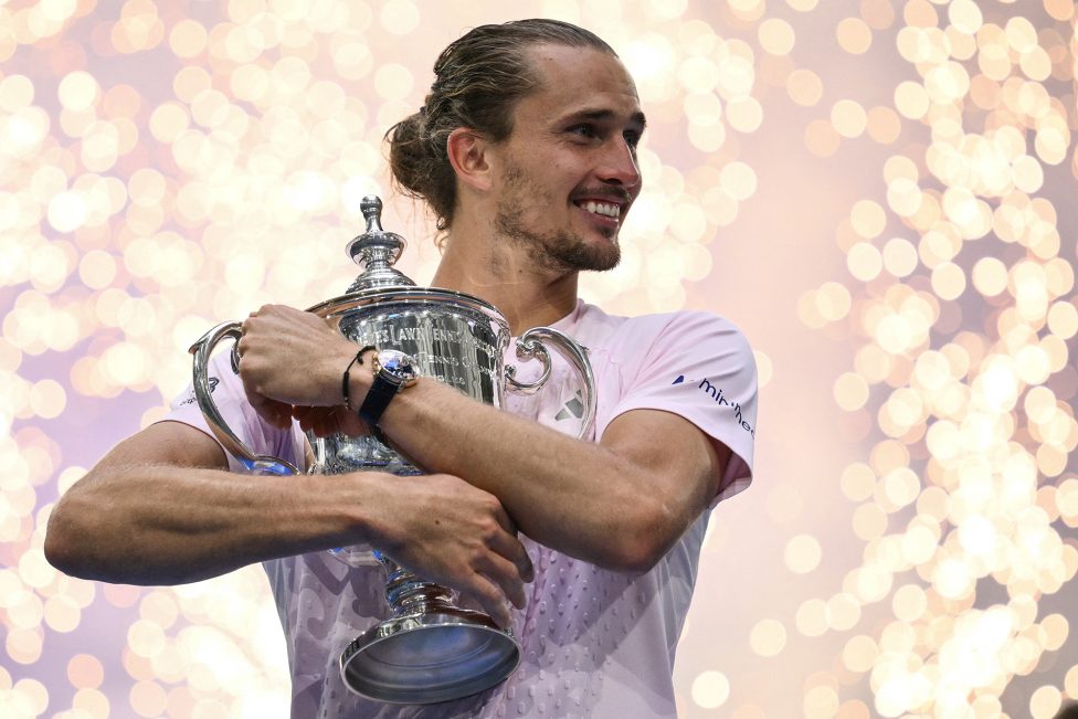 Alexander Zverev umarmt den Siegerpokal