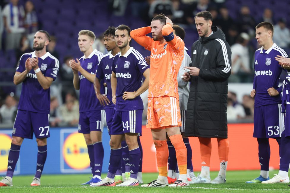 Anderlecht-Spieler stehen auf dem Spielfeld und schauen sehr enttäuscht drein