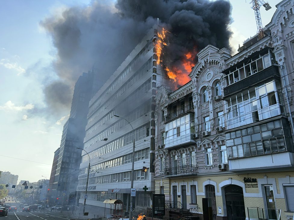 Brennendes Gebäude in der ukrainischen Hauptstadt Kiew nach russischen Angriffen am 28. September 2026 (Bild: Sergej Supinsky/AFP)