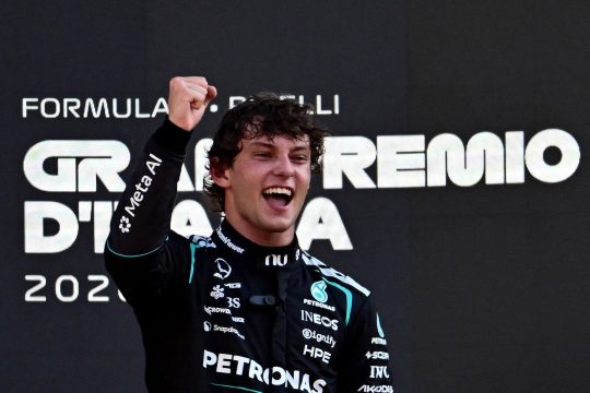 Kimi Antonelli reckt die Faust auf dem Podium