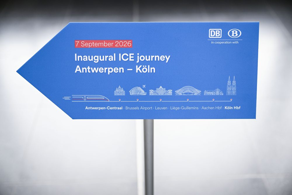 Schild mit Hinweis auf neue ICE-Verbindung zwischen Belgien und Deutschland