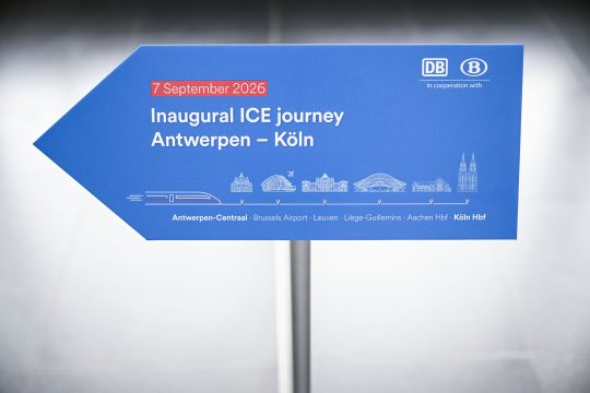 Schild mit Hinweis auf neue ICE-Verbindung zwischen Belgien und Deutschland