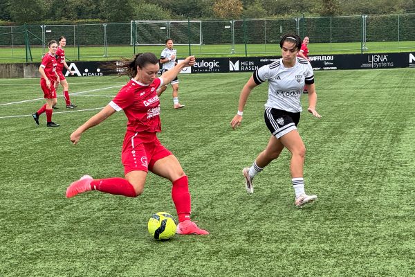 Spielerinnen von Eupen und Oudler in Aktion