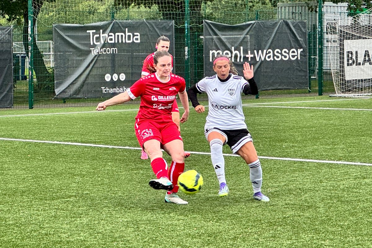 Spielerinnen von Eupen und Oudler in Aktion