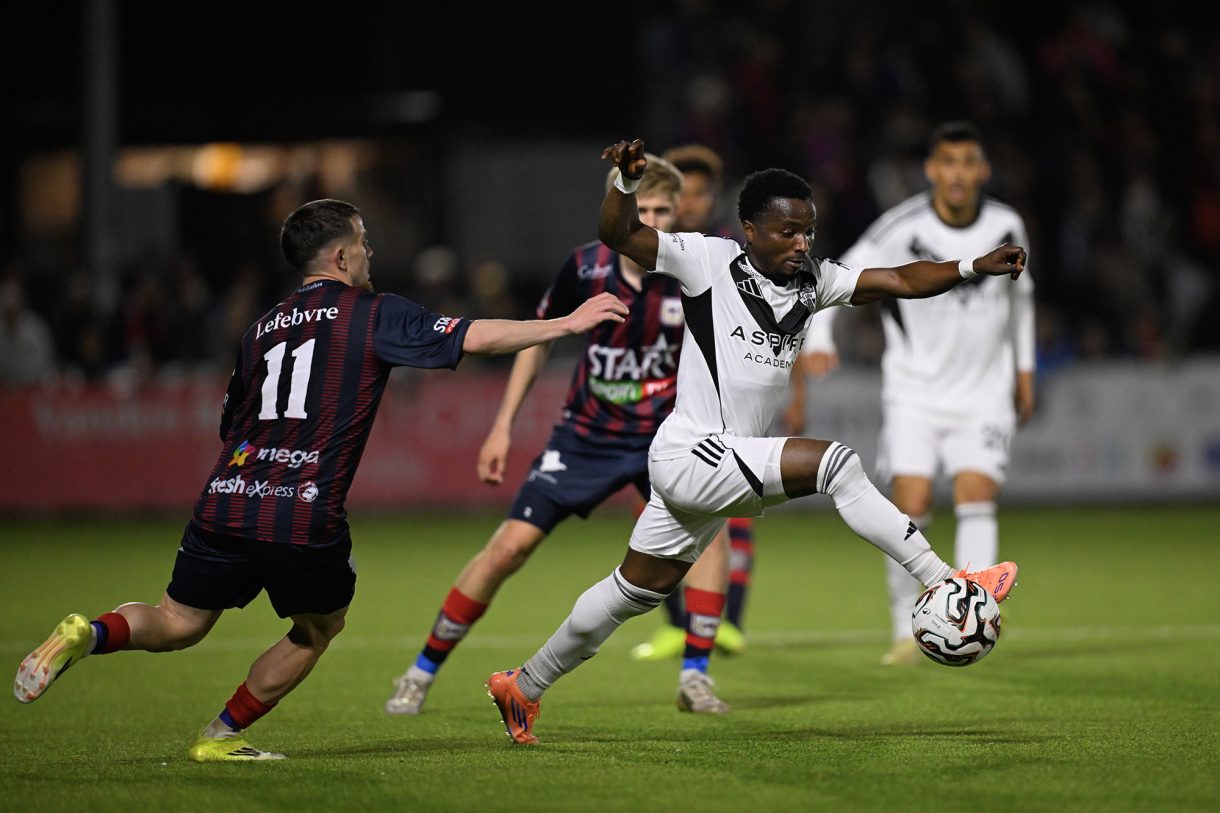 Spieler der AS Eupen und vom RFC Lüttich bei einer Begegnung im April 2026