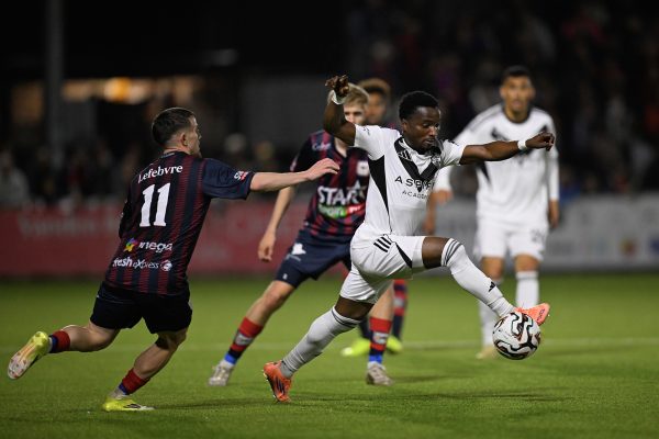 Spieler der AS Eupen und vom RFC Lüttich bei einer Begegnung im April 2026