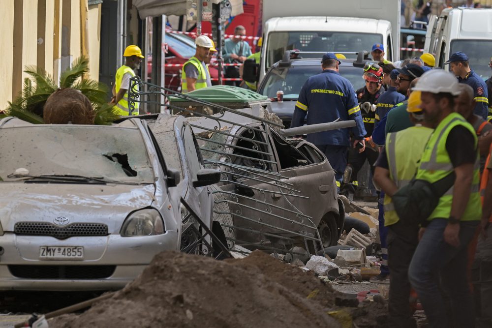 Hilfskräfte bei den Bergungsarbeiten, unter anderem wurden Autos auf der anliegenden Straße verschüttet