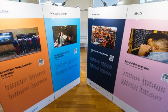 Bilder in der Ausstellung "Geschichten, bei denen einem das Herz aufgeht“