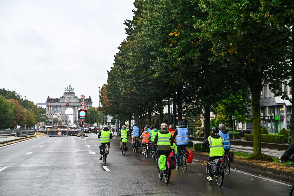 Fahrradfahrer beim autofreien Sonntag in Brüssel
