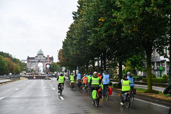 Fahrradfahrer beim autofreien Sonntag in Brüssel