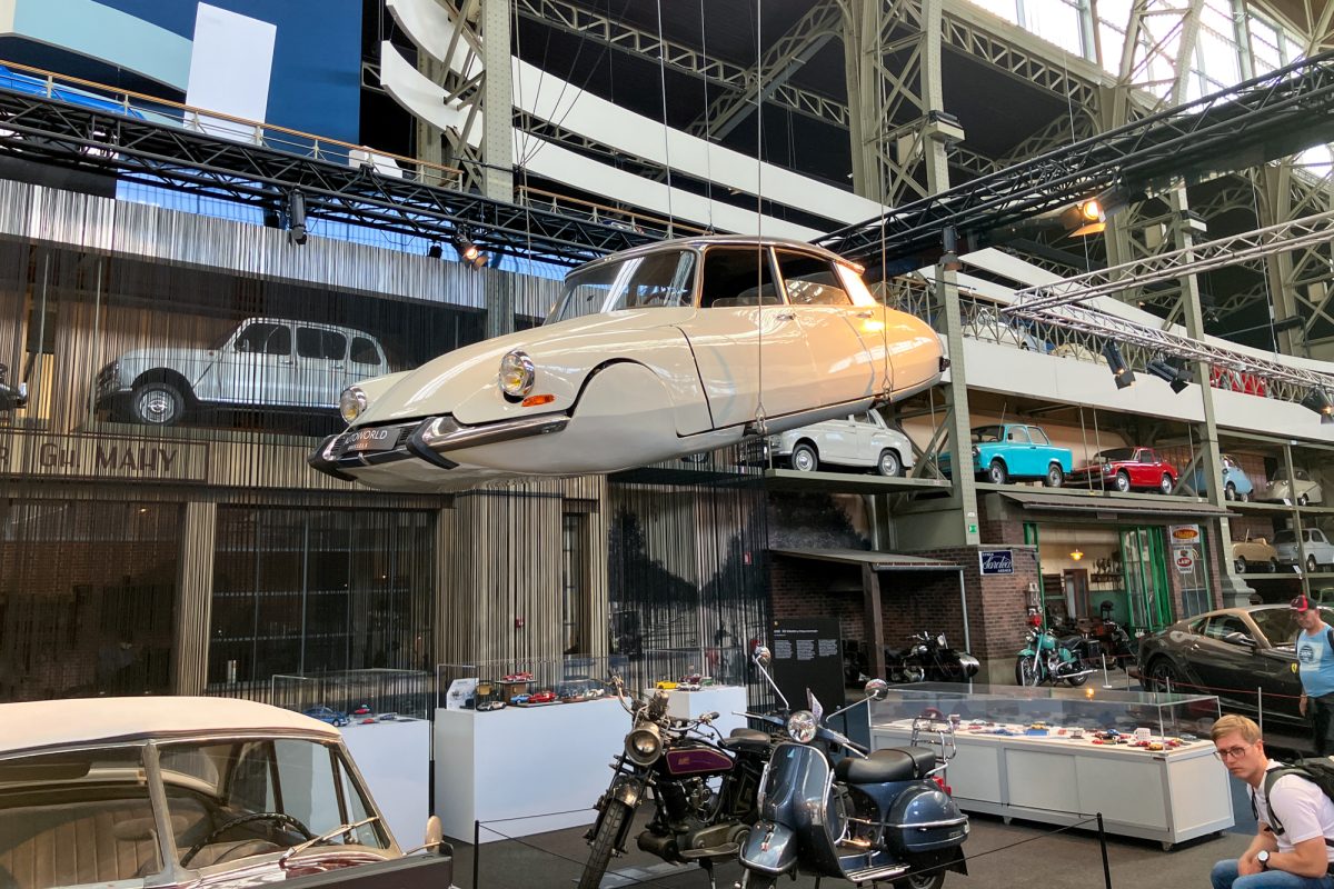 Ausgestellte Fahrzeuge in der Sonderausstellung von Autoworld