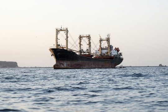 Handelsschiff vor der jemenitischen Küste bei Bab al-Mandab