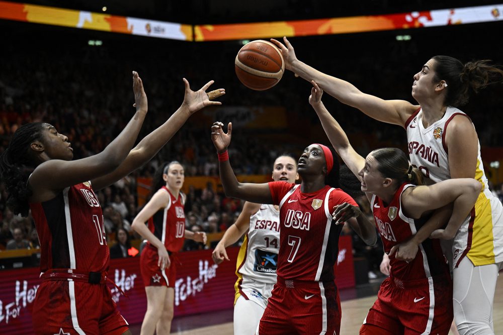 Spanien und die USA im Duell bei der Basketball-WM der Frauen in Deutschland